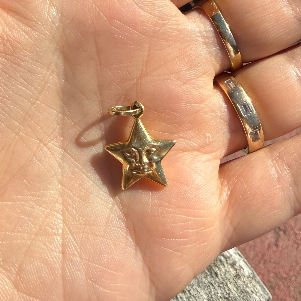 18K Solid Gold Vintage Star Face Pendant Charm - Picture 8 of 8